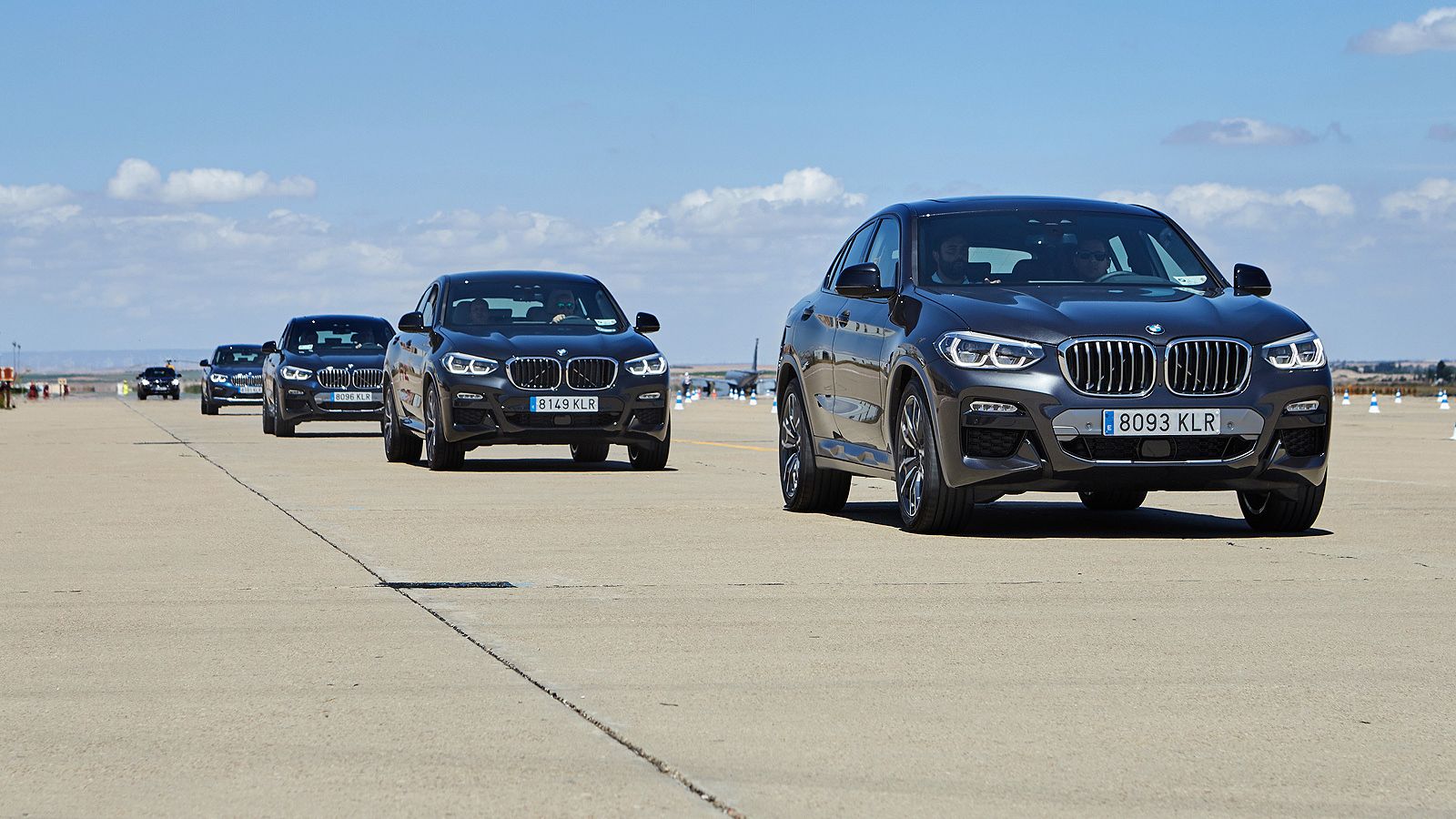 La nueva gama del X4 por las pistas de la base de Zaragoza.
