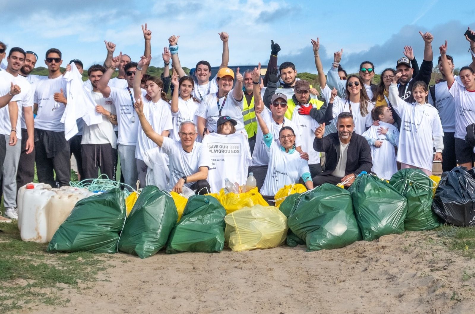 Imagen de archivo de una jornada de limpieza en la playa de la Hierbabuena