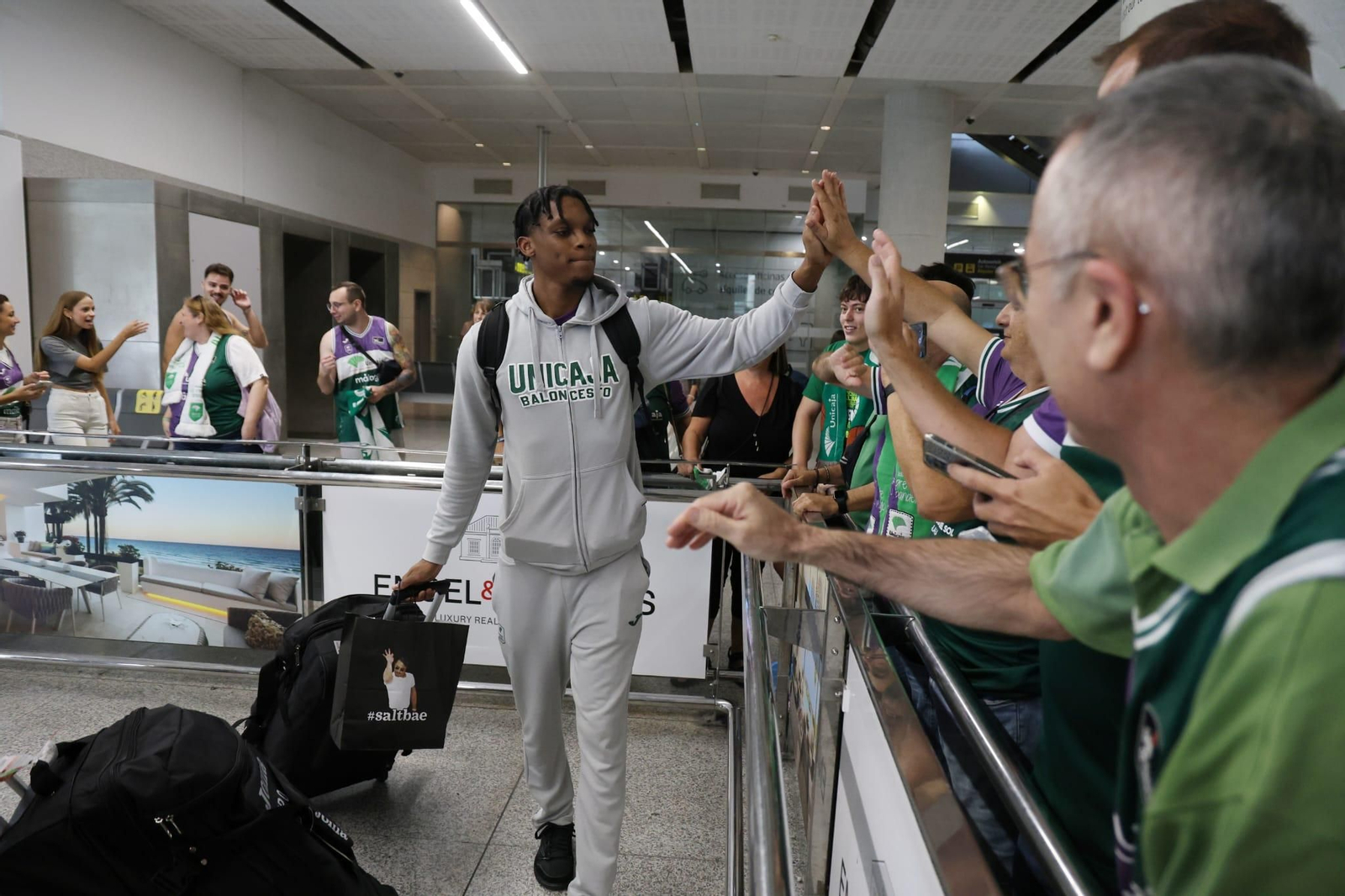 El Unicaja brinda la Intercontinental a un centenar de aficionados en el aeropuerto