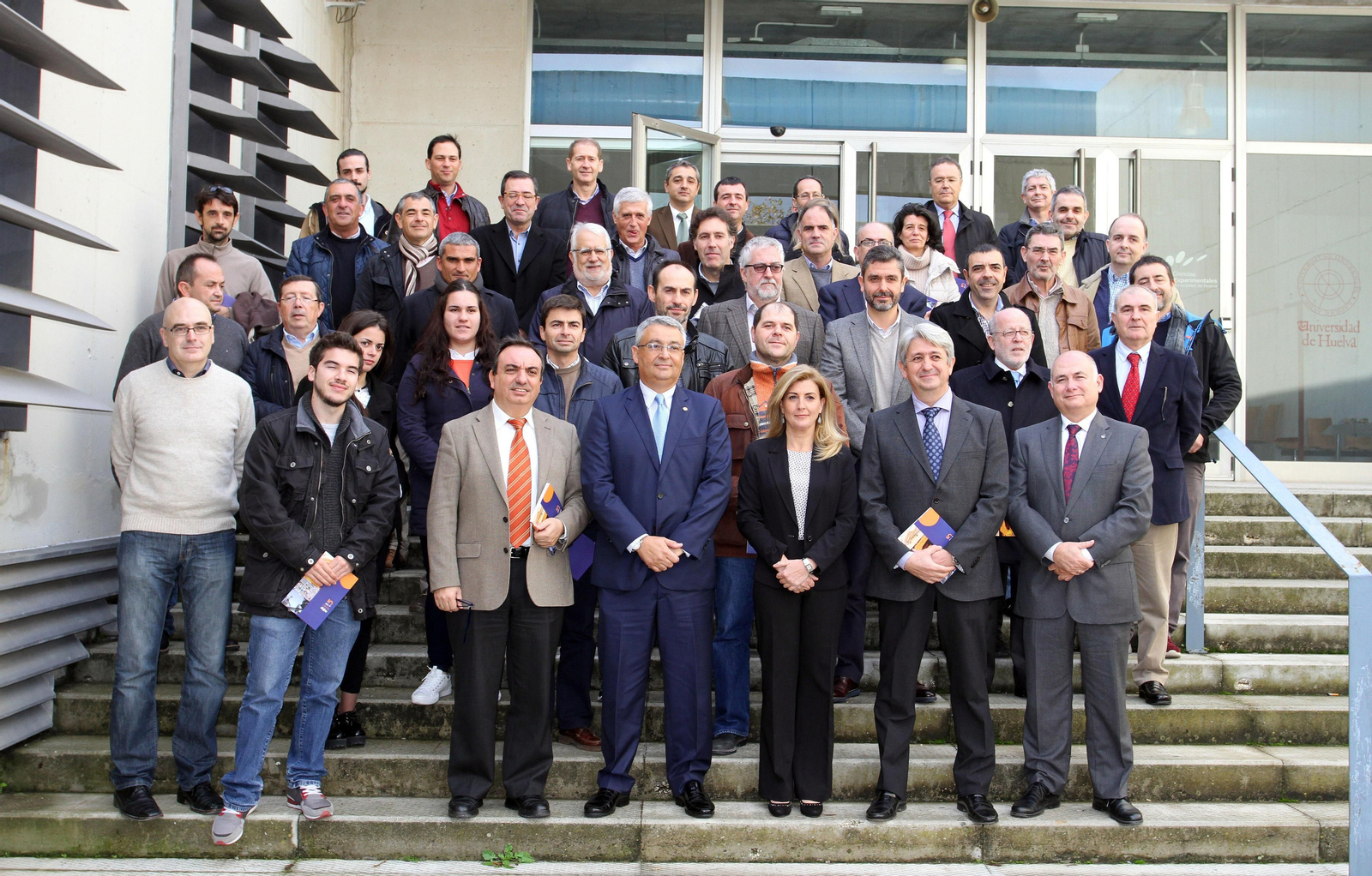 Foto de familia de profesores, investigadores y estudiantes premiados junto a los responsables de la cátedra y de la Aiqbe.
