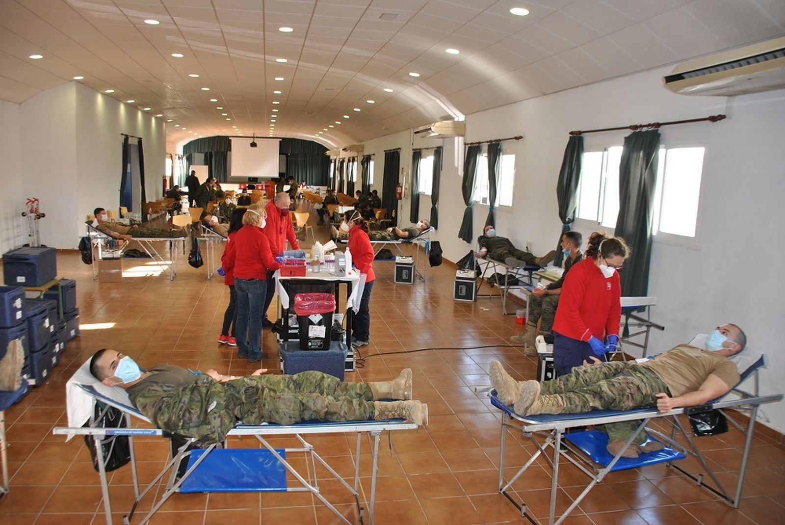 Donación de sangre en el acuartelamiento de Camposoto.