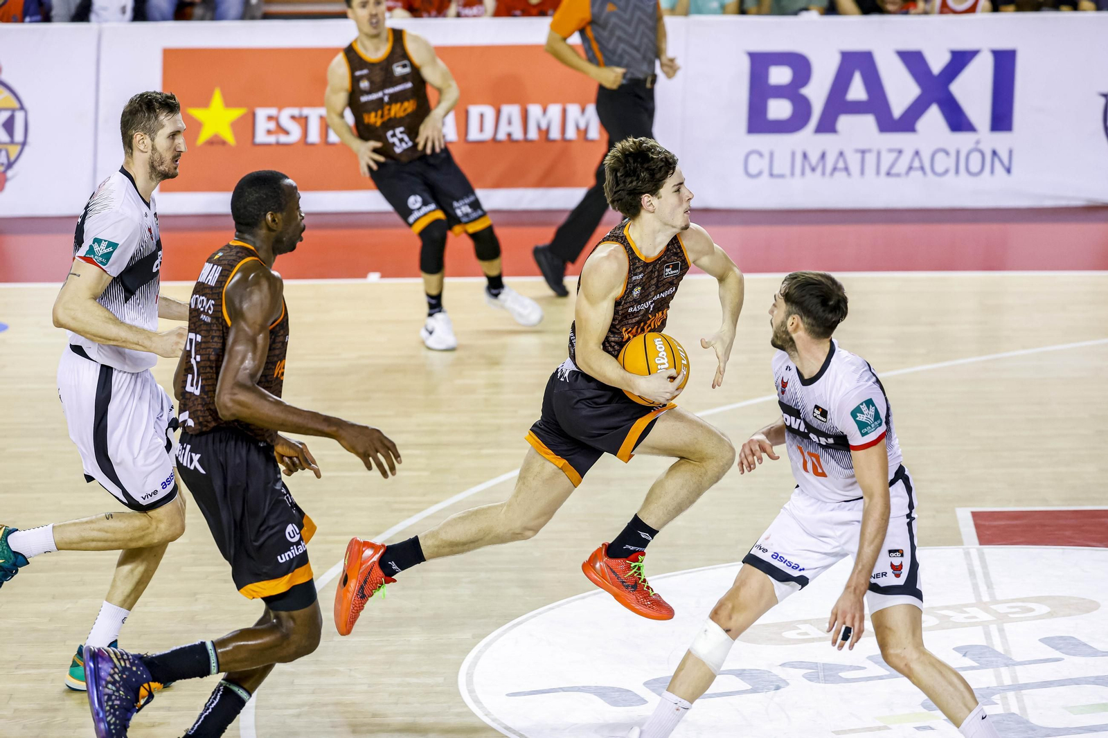 Mario Saint-Supéry, 13 puntos y varios highlights ante el Granada