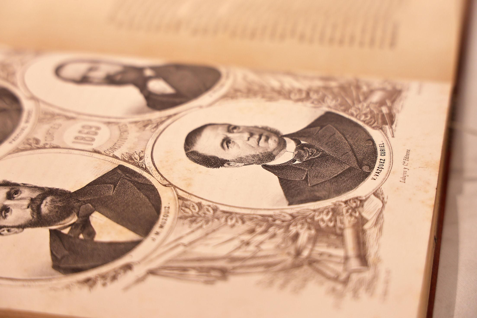 Exposición sobre Vázquez López en el vestíbulo de la Biblioteca