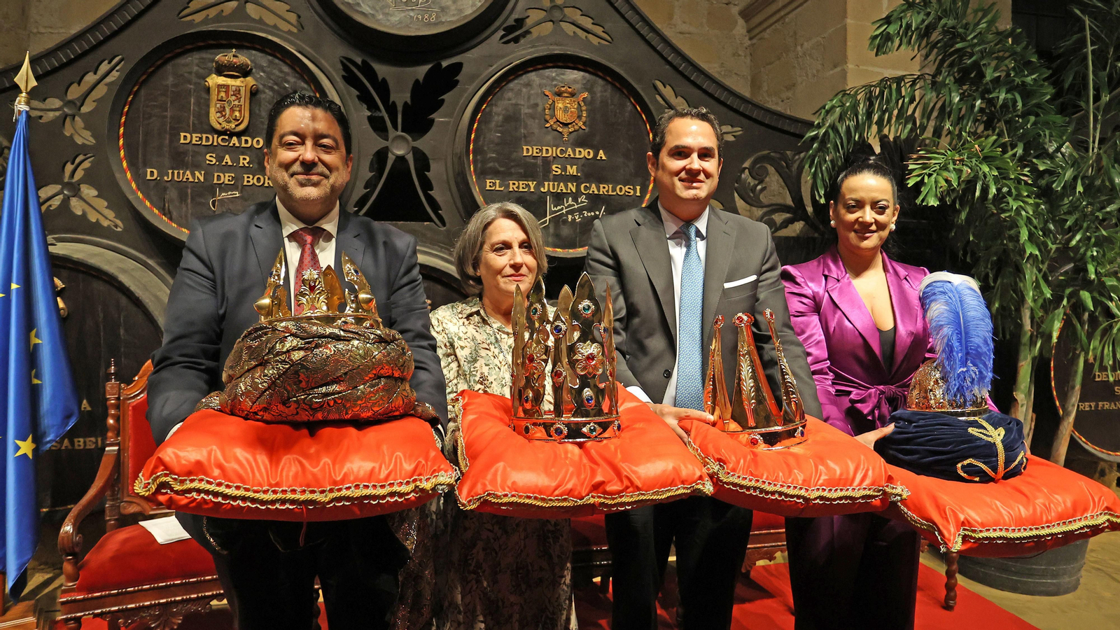 Los Reyes Magos de Jerez 2023 y la Cartera Real reciben sus coronas.
