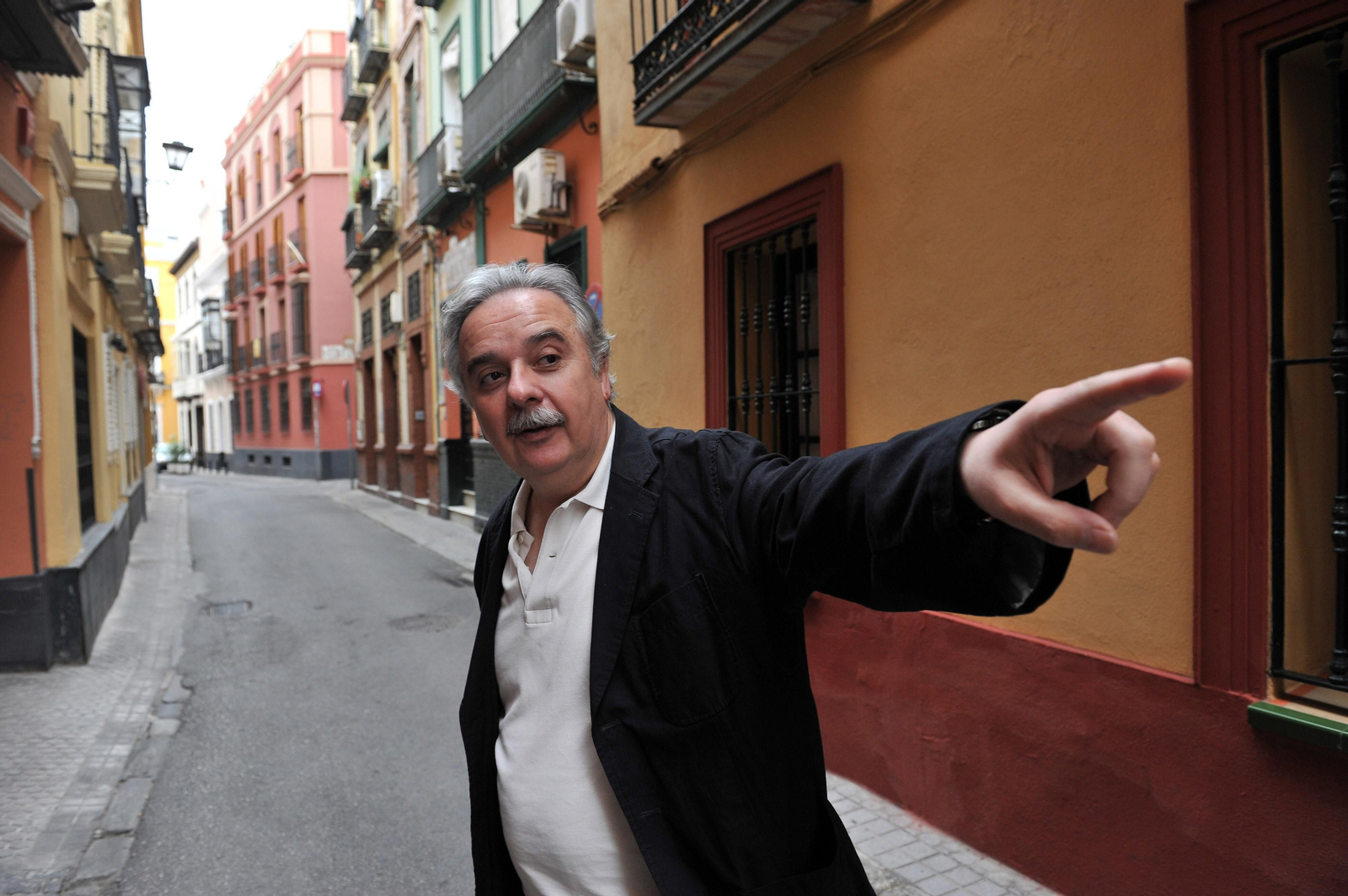 El doctor Ismael Yebra, en un paseo por el centro de Sevilla.