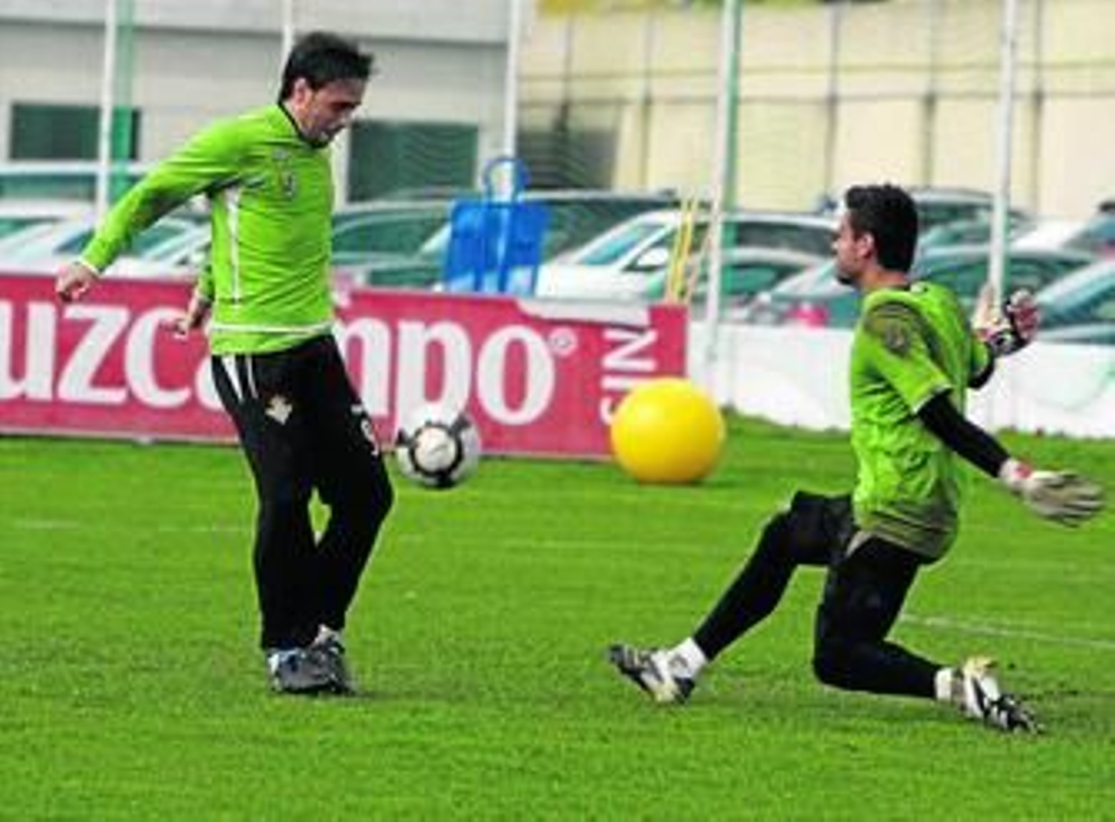 Sergio García intenta batir a Casto en el entrenamiento.