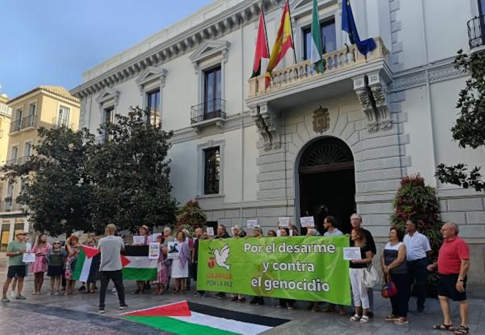 Los portavoces de la plataforma Granada por la Paz presentan en la Plaza del Carmen de Granada el ayuno ético