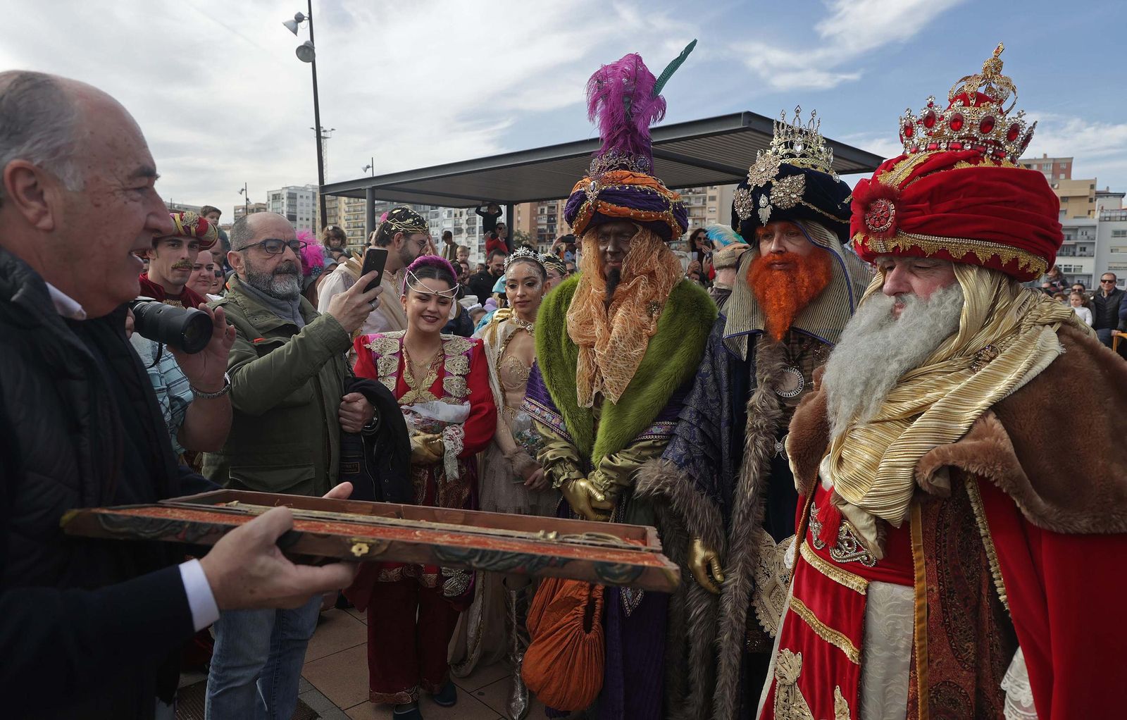 Búscate en las fotos del Arrastre de Latas 2025 en Algeciras