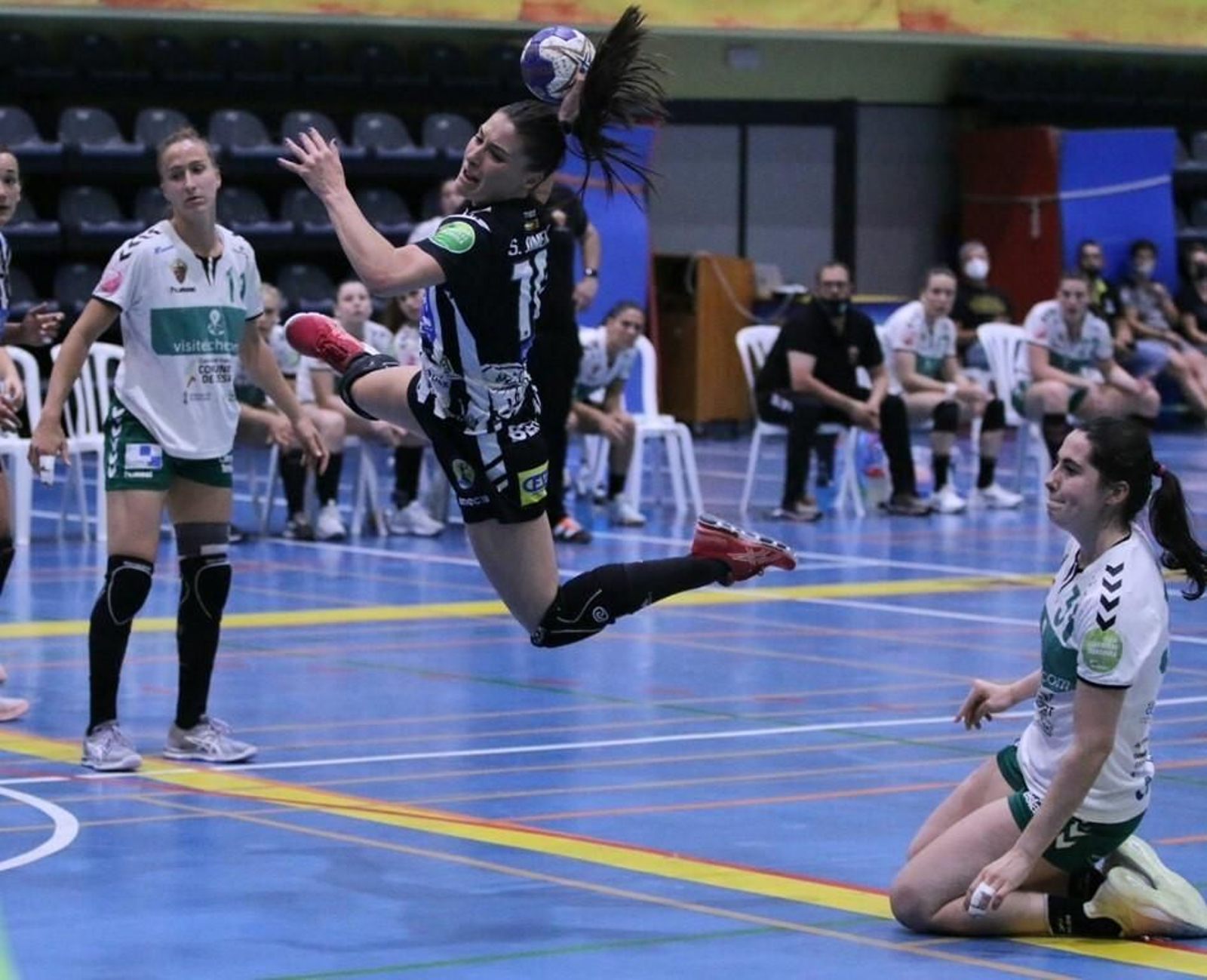 Sole López lanza a portería.
