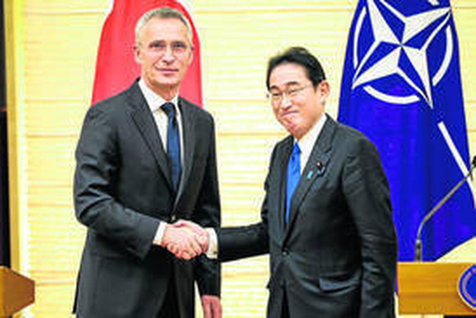 Stoltenberg visita Japón para reforzar los lazos entre el país y la UE.
