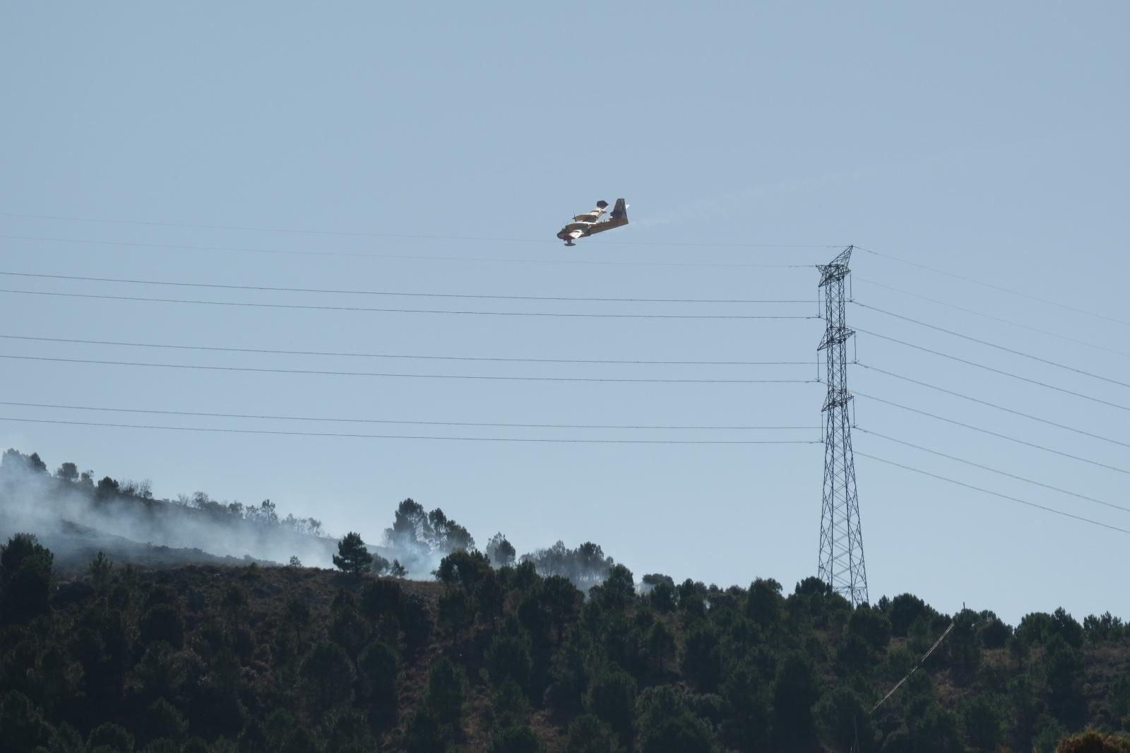 Los trabajos de extinción del fuego en Parauta, en imágenes