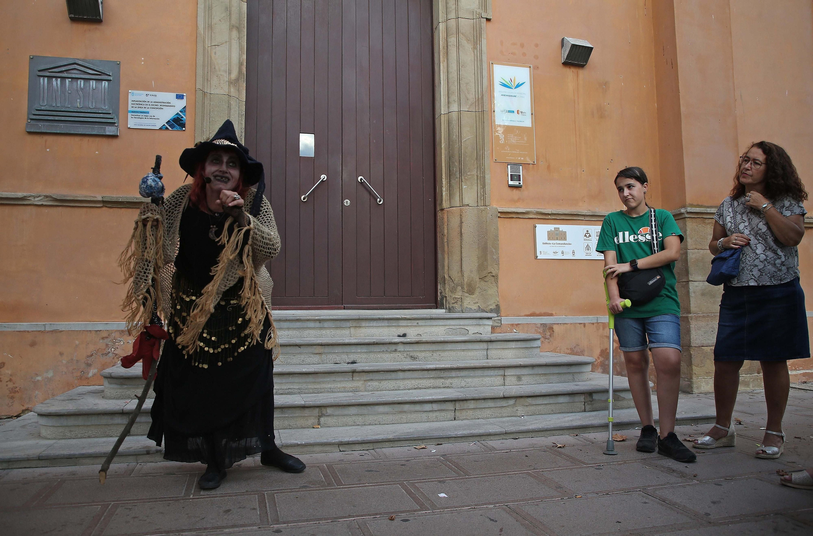 La primera ruta turística teatralizada por el centro de La Línea, en imágenes