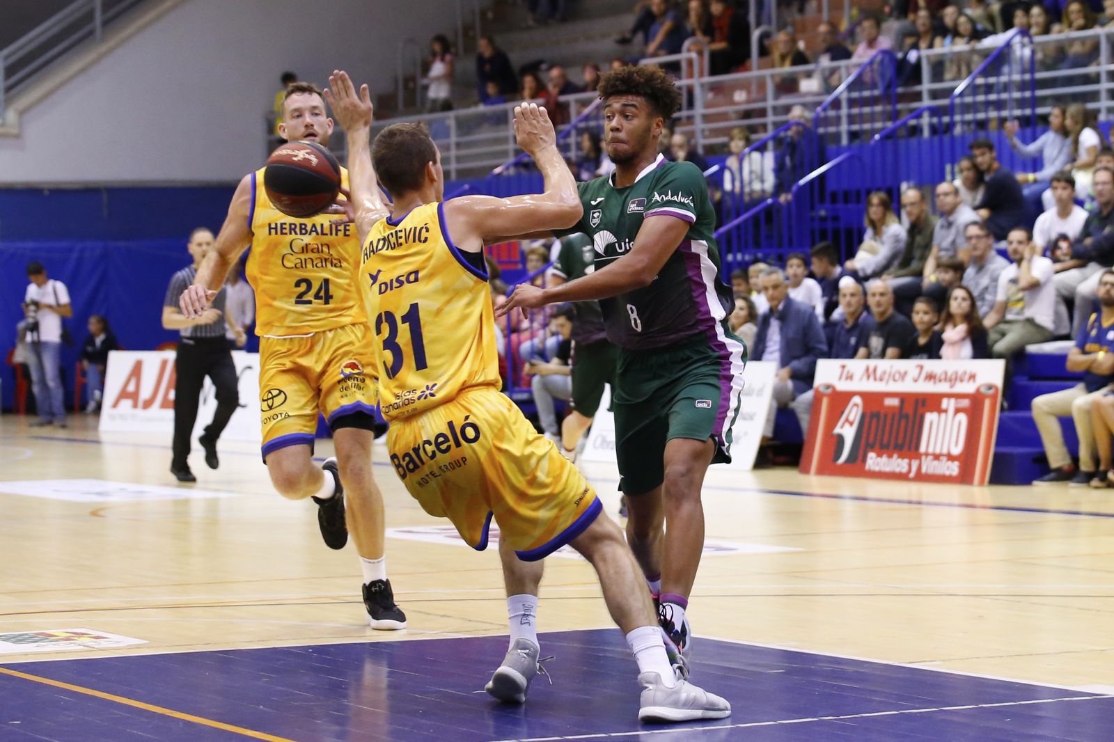 La primera victoria del Unicaja, en fotos