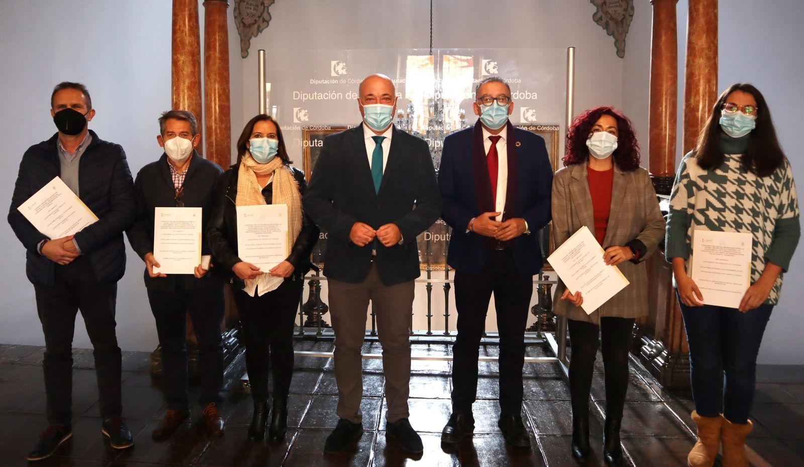 Foto de familia de la firma de los convenios.