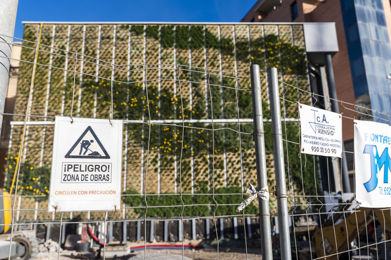 Fotogalería de las obras del Preventorio: el jardín vertical, protagonista de la rehabilitación