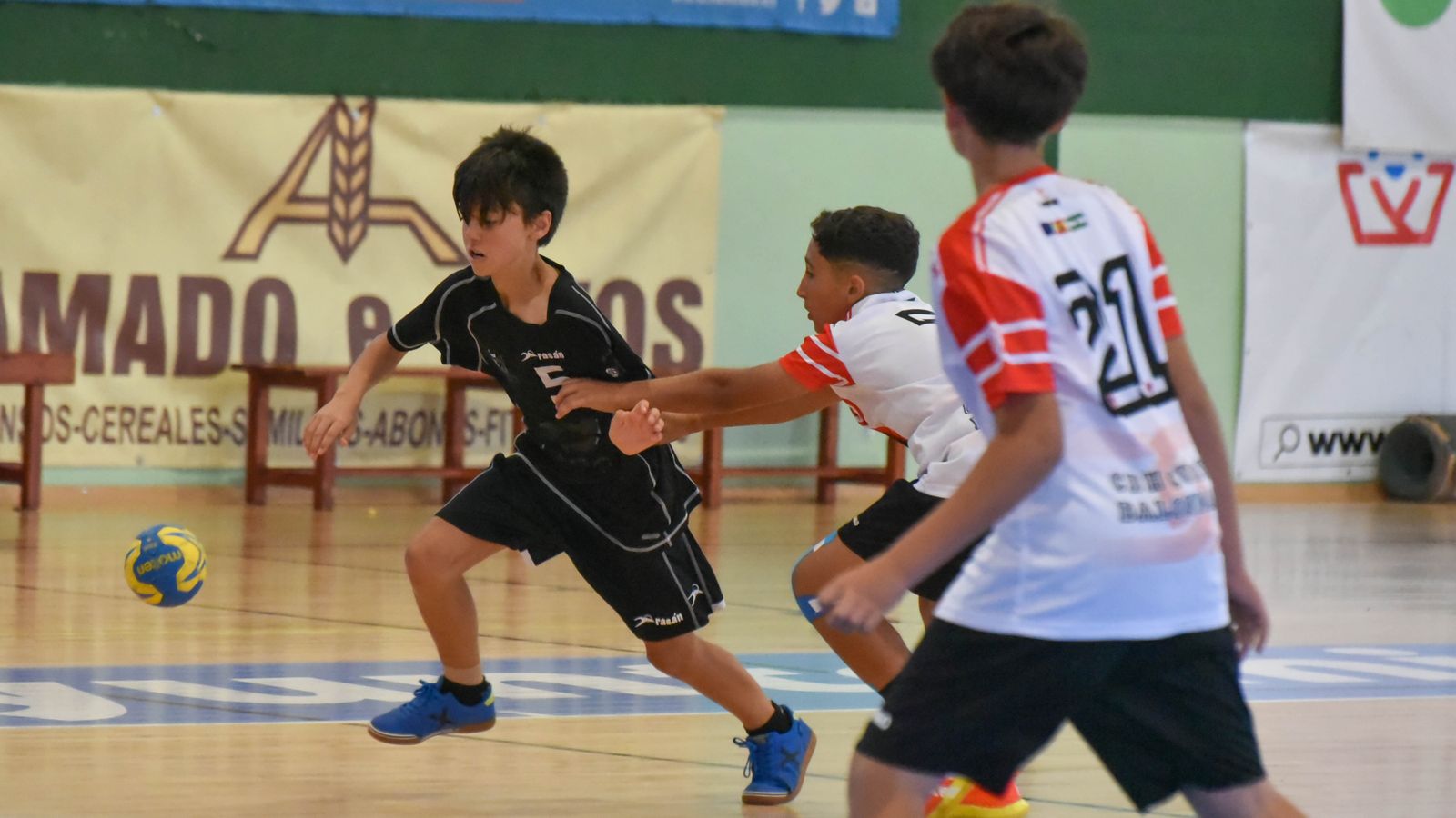 Las fotos de la segunda jornada del Cadeba de balonmano alevín de La Línea