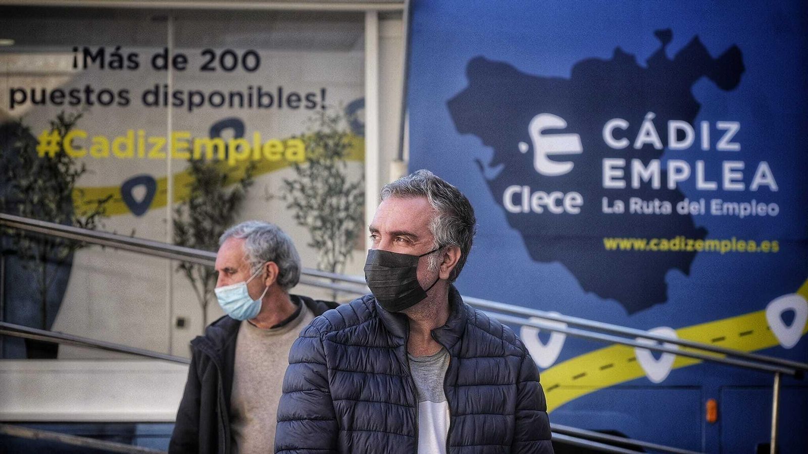 Dos gaditanos esperando su turno.