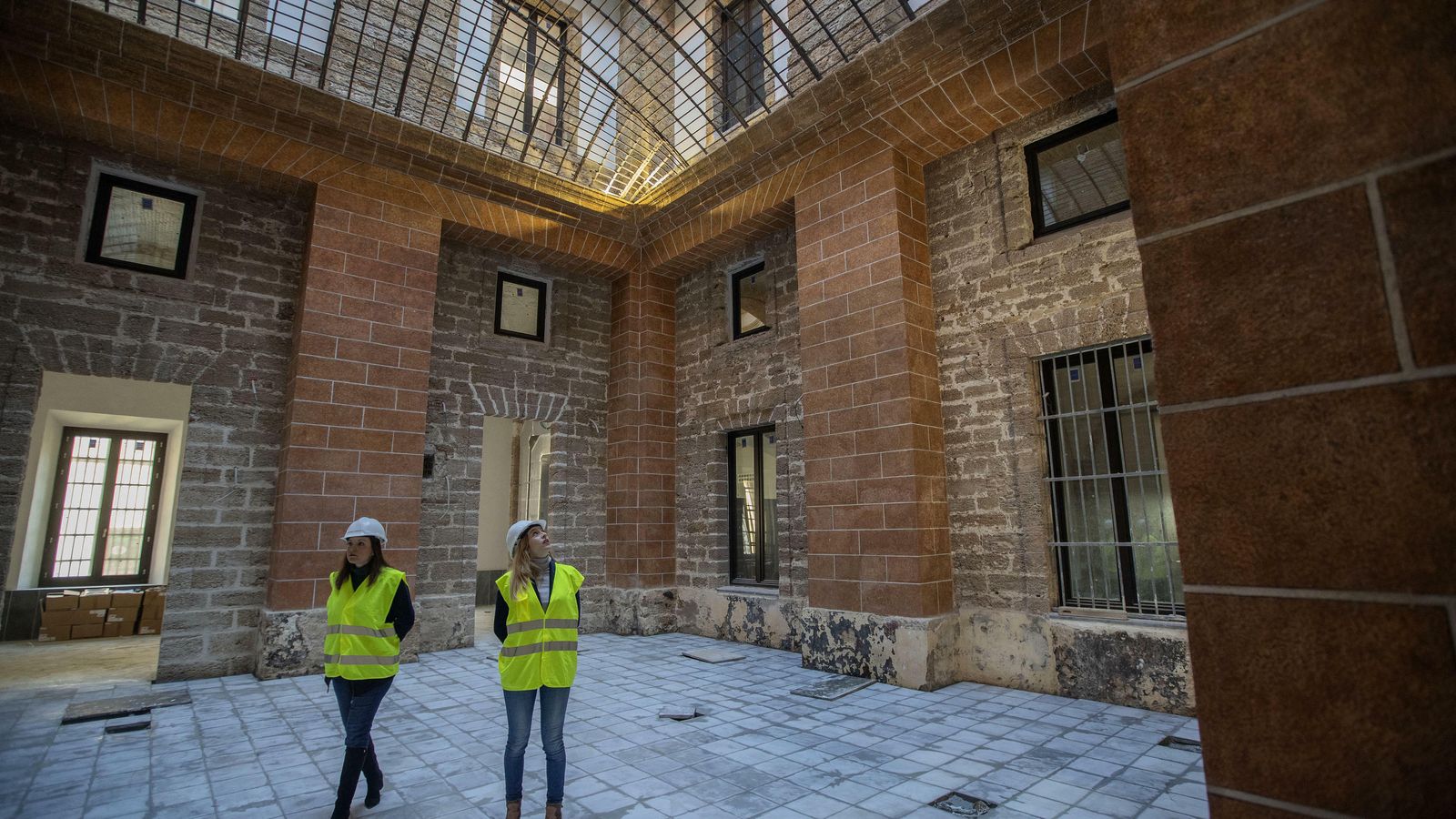 Patricia Cavada y Claudia Márquez en uno de los patios del interior del Ayuntamiento durante la rehabilitación.