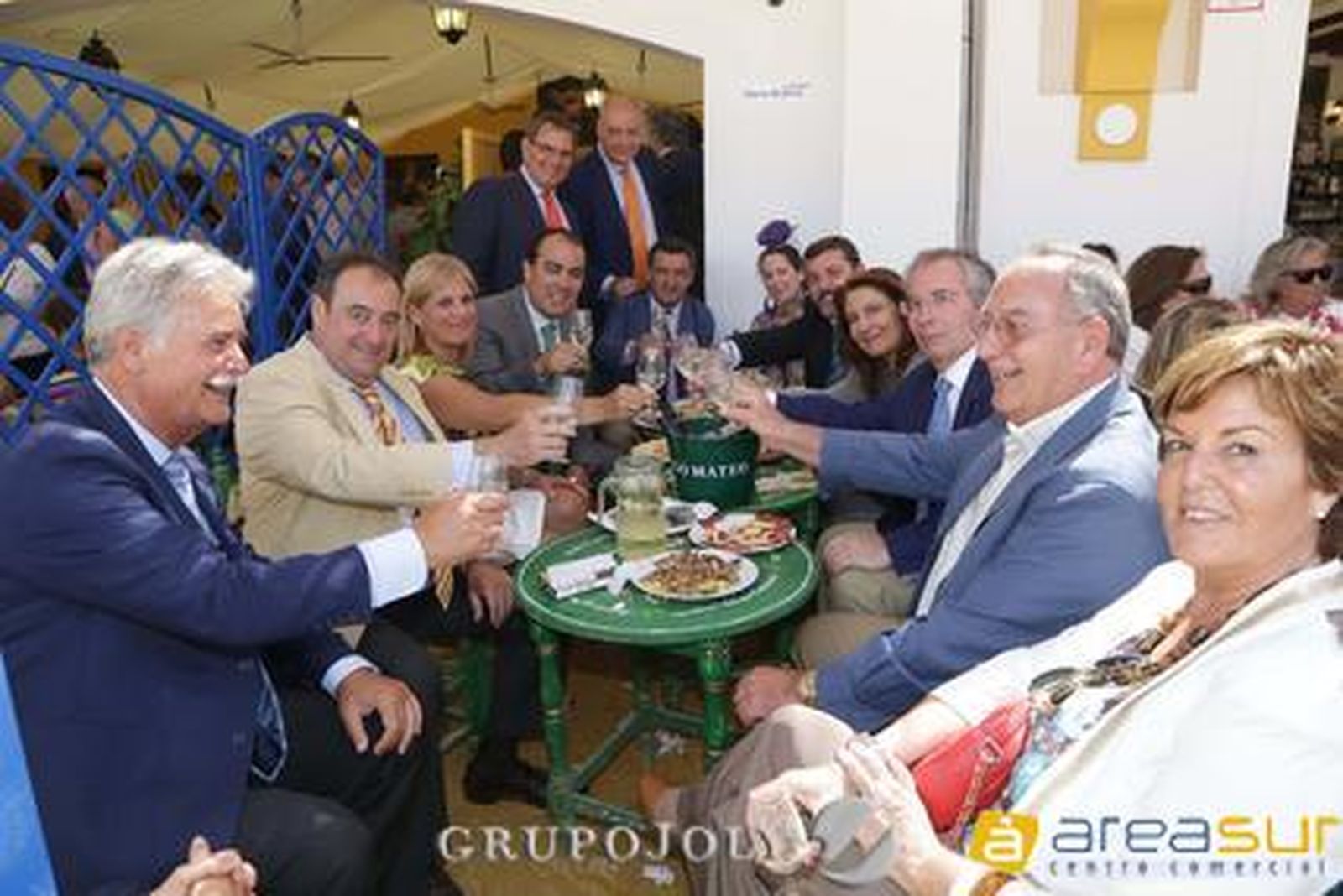 Aurelio Sánchez, director de Ifeca; Tomás Valiente, director general de Grupo Joly; la alcaldesa, María José García-Pelayo; David Fernández, director de Diario de Jerez; José Loaiza, presidente de la Diputación;el alcalde de El Puerto y su mujer, Conchita Caudesa; Carmen Crespo, delegada de Gobierno en Andalucía; Javier de Torre, Luis García Ruiz, consejero asesor del Diario y  María Antonia Prado.

Foto: Vanesa Lobo