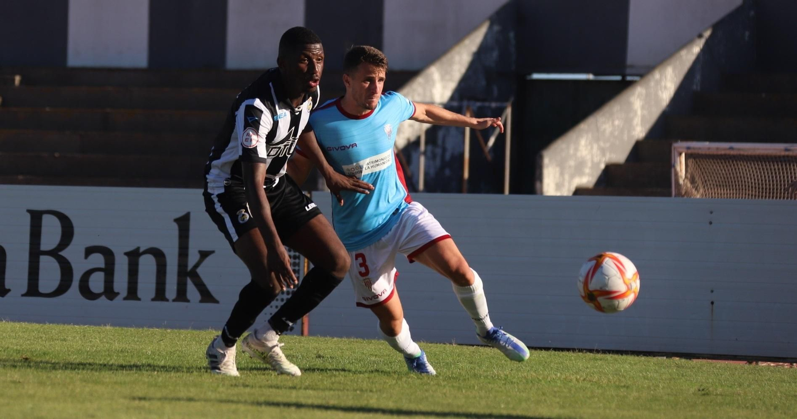 Ekaitz Jiménez controla ante un jugador de la Balona. Ekaitz Jiménez controla ante un jugador de la Balona.