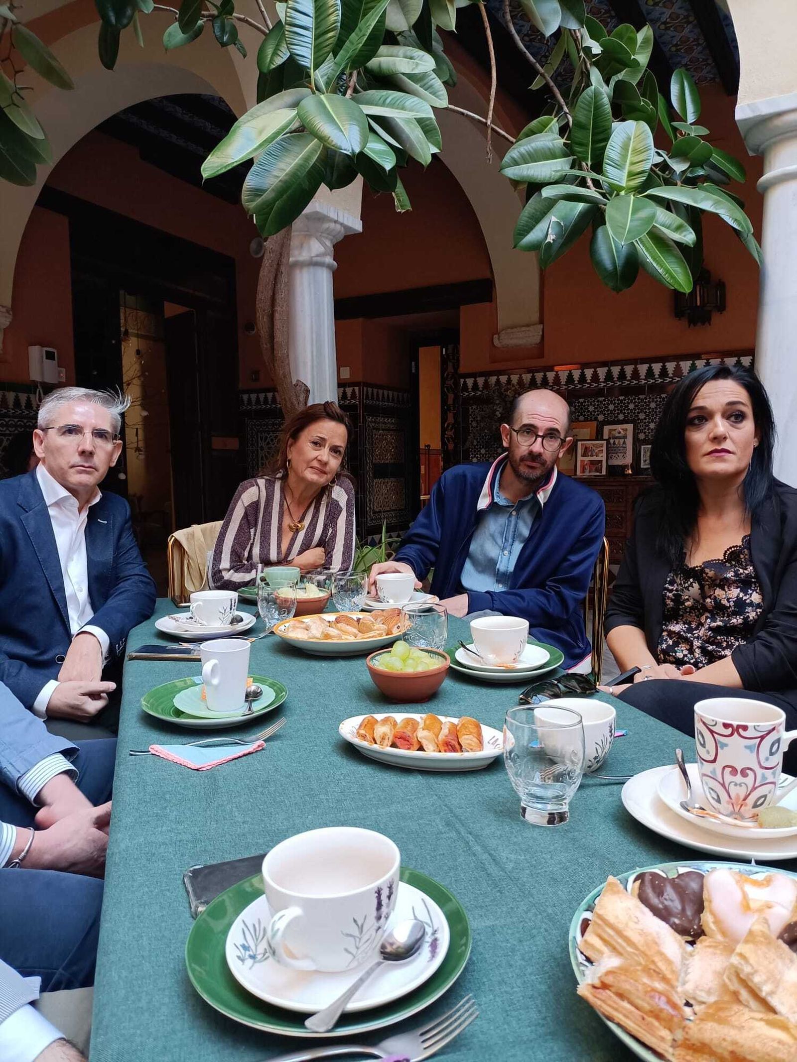 Empresarios, políticos y periodistas se dieron cita en La Casa del Ciprés para dar su particular visión del tema