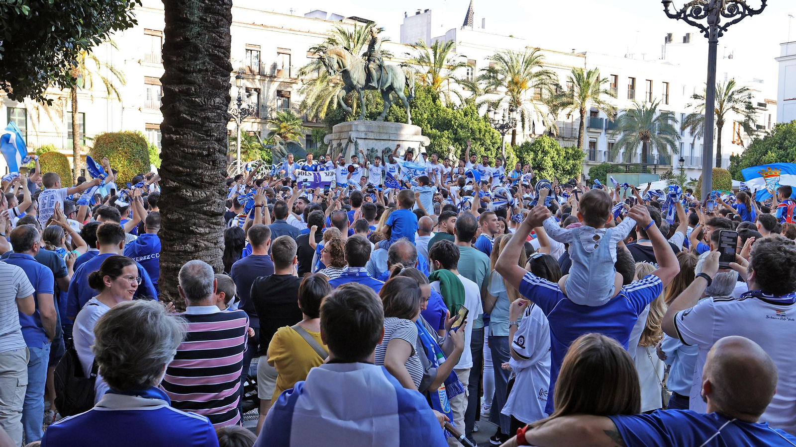 Baño de masas del Xerez CD en Jerez por su ascenso