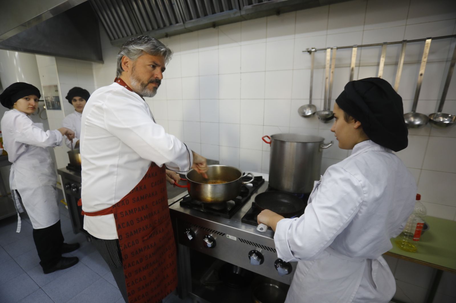 El restaurante y las cocinas del instituto Gran Capitán de Córdoba, en imágenes
