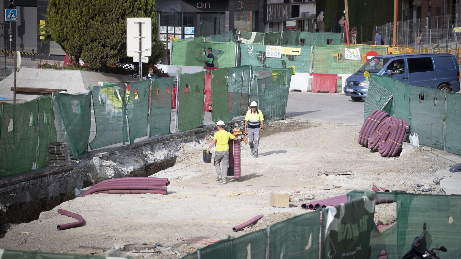 Operarios trabajando en el inicio de las obras de la prolongación sur del Metro, en Armilla Operarios trabajando en el inicio de las obras de la prolongación sur del Metro, en Armilla