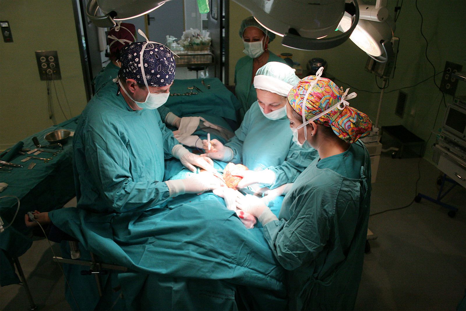 La técnica, aplicada hoy para garantizar el éxito de la cirugía de mama, ha sido utilizada para tumores de próstata desde los años 90.