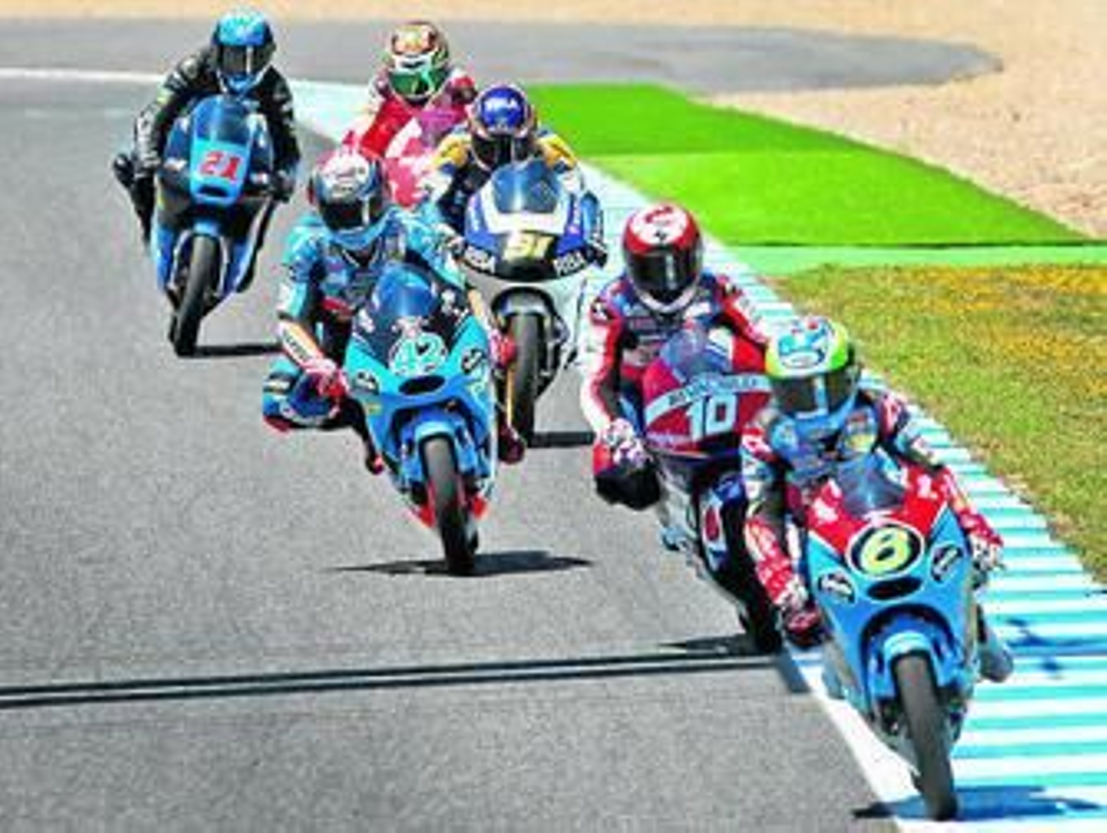 Un grupo de pilotos, entre los que se encuentra Álex Rins (Honda), se dirige hacia la curva Michelin. A la derecha, el conileño Marcos Ramírez (KTM), seguido de Grünwal (Kalex KTM) y Deroue (Kalex KTM).