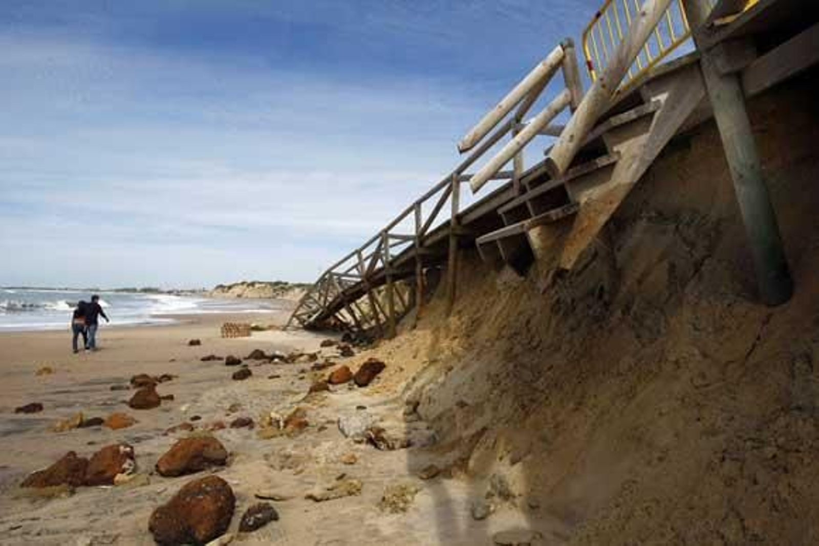 Los embates del mar han derribado una estructura de hormigón de un chalé en la playa portuense de Fuentebravía, que está a punto de desaparecer.


Foto: Fito Carreto-Paco Periñán-Elias Pimentel