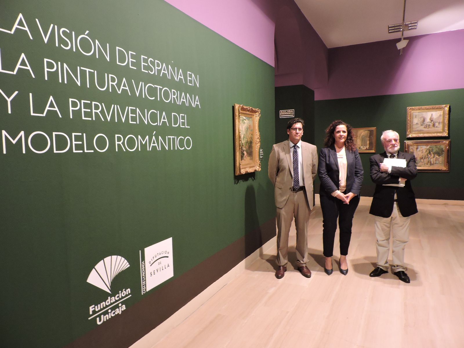 Junto a Rocío Sutil, el comisario de la muestra, Ignacio Henares, y el director de Actividades Socioculturales de la Fundación Unicaja, Rafael Muñoz-