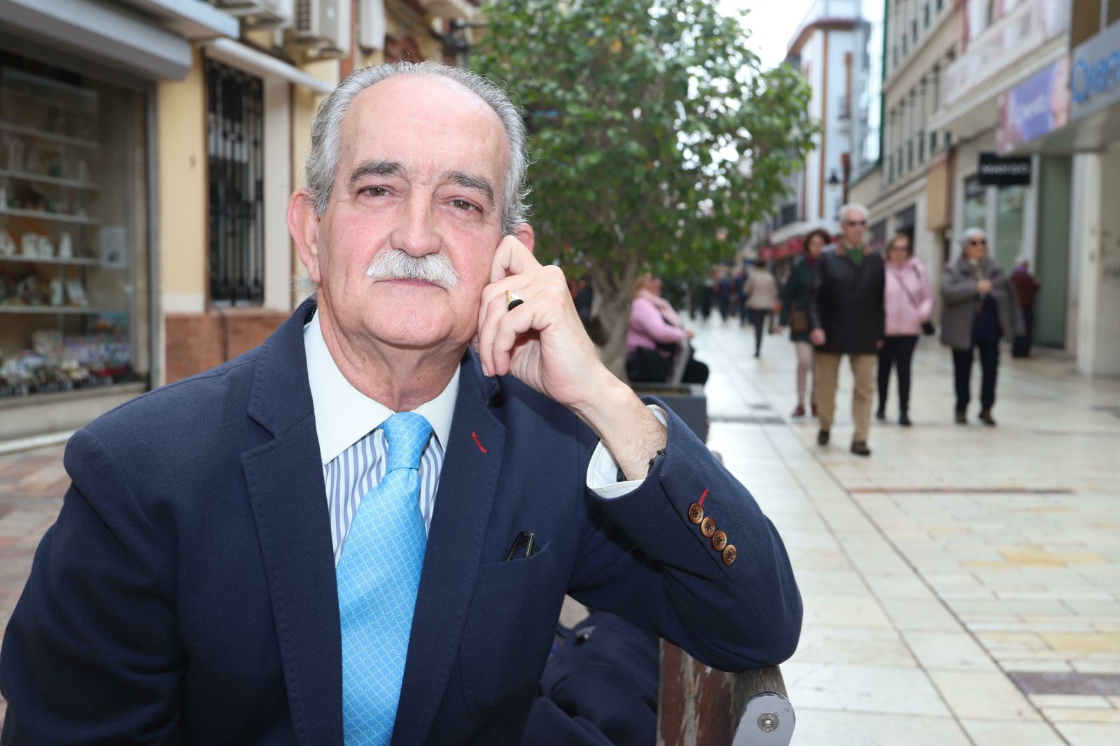 El pregonero de San Sebastián en 2020, Manuel Correa, en el centro de Huelva.