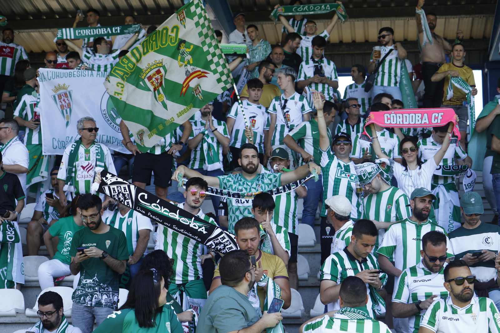 Las mejores fotos de la afición del Córdoba CF en el partido ante la Ponferradina en El Toralín Las mejores fotos de la afición del Córdoba CF en el partido ante la Ponferradina en El Toralín