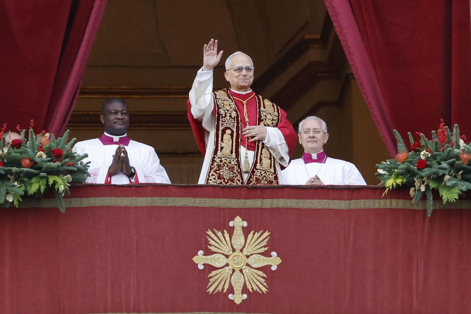 León XIV, en el balcón del Vaticano tras la misa de Navidad.
