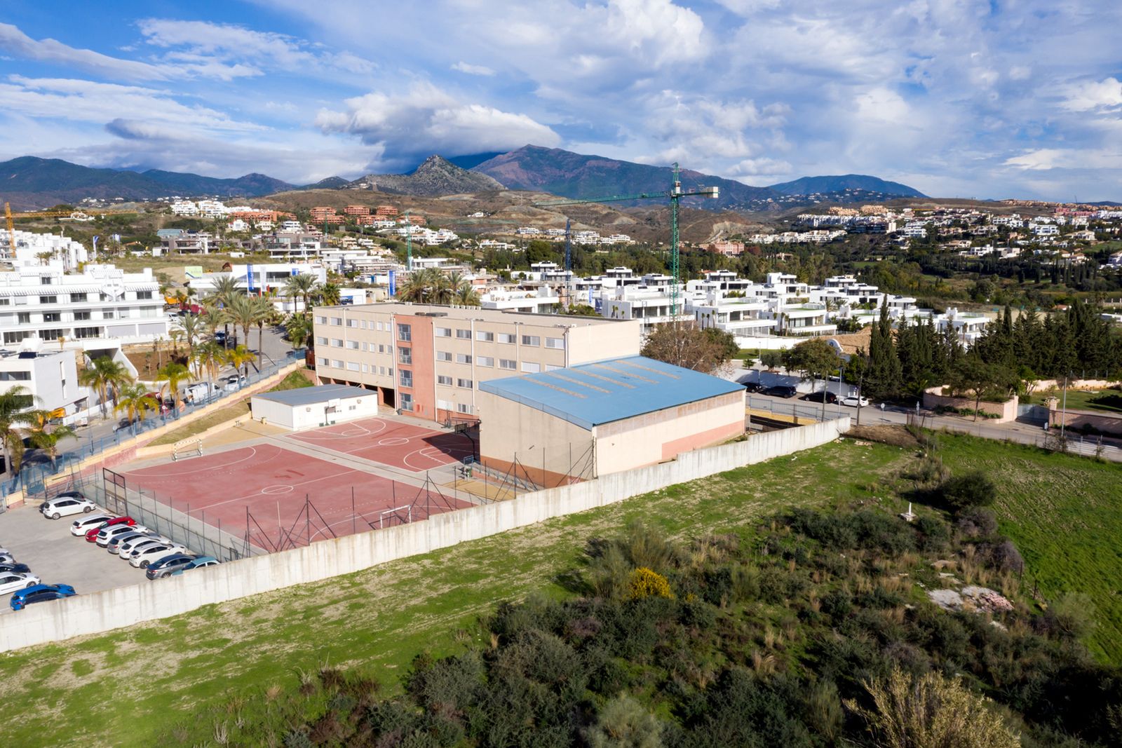 Vista general de los terrenos que se cederán para la ampliación del instituto Tomás Hormigo.