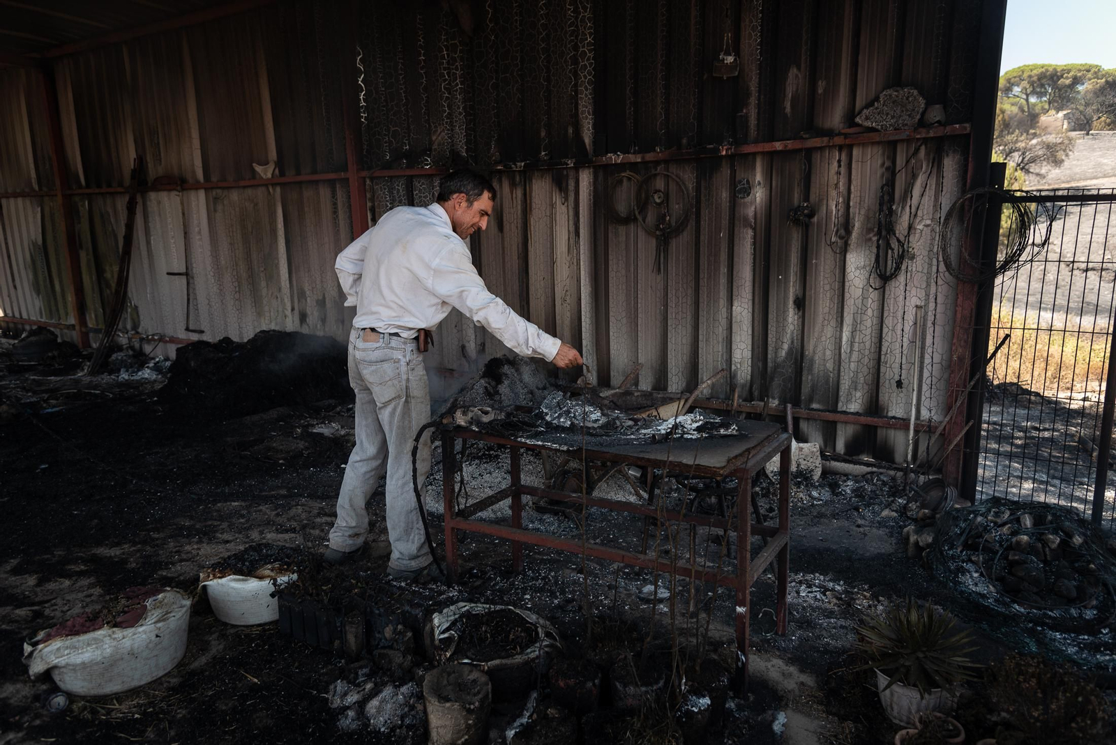 Imágenes de las labores de extinción del incendio de Bonares