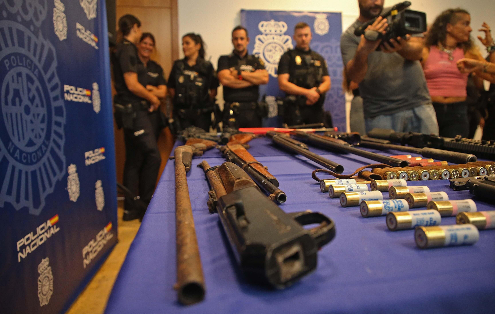 Fotos de las armas intervenidas por la Policía Nacional tras los tiroteos en La Bajadilla