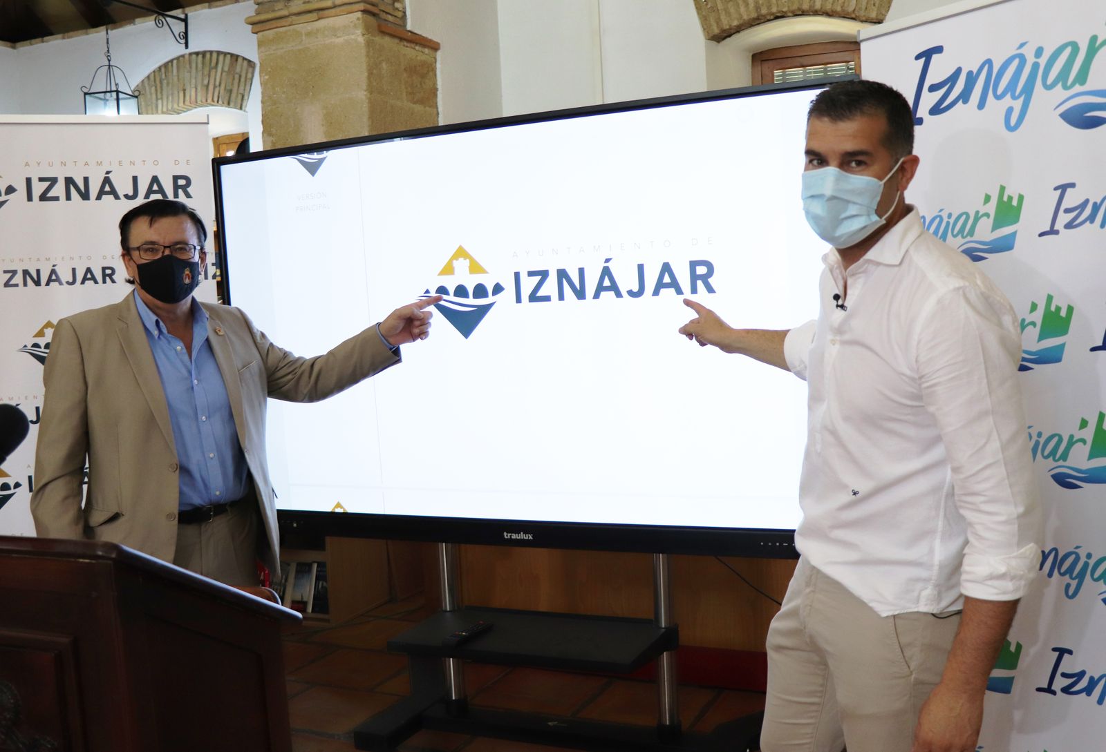 Lope Ruiz y Rafael Osuna presentando la nueva imagen de Iznájar.