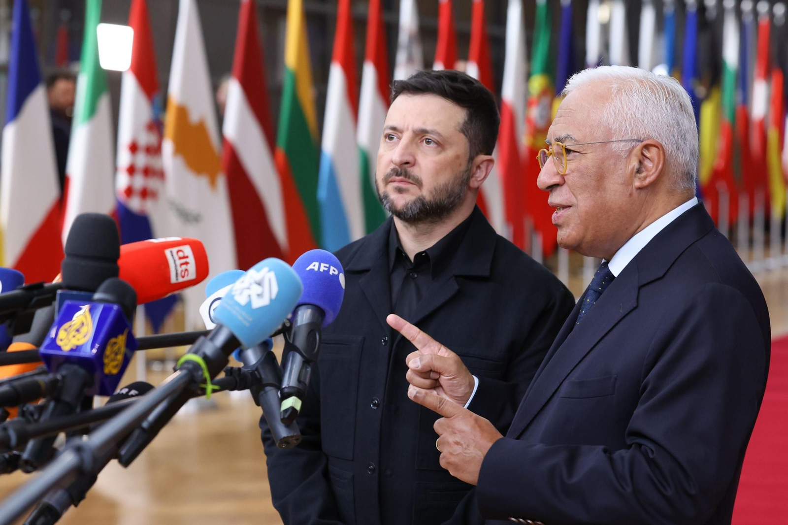 El presidente ucraniano, Volodimir Zelenski, junto al presidente del Consejo Europeo, Antonio Costa, a su llegada a la cumbre europea.
