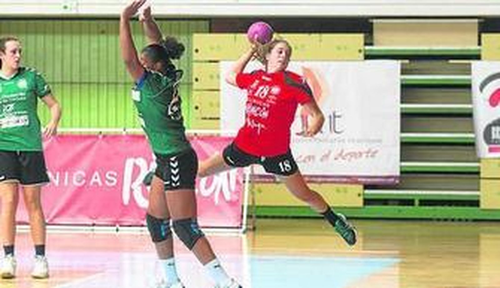 Jennifer Gutiérrez lanza a portería.