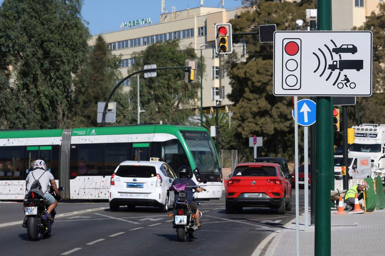 El 'foto-rojo' funcionando junto al metro de Málaga a la altura del Hospital Clínico.