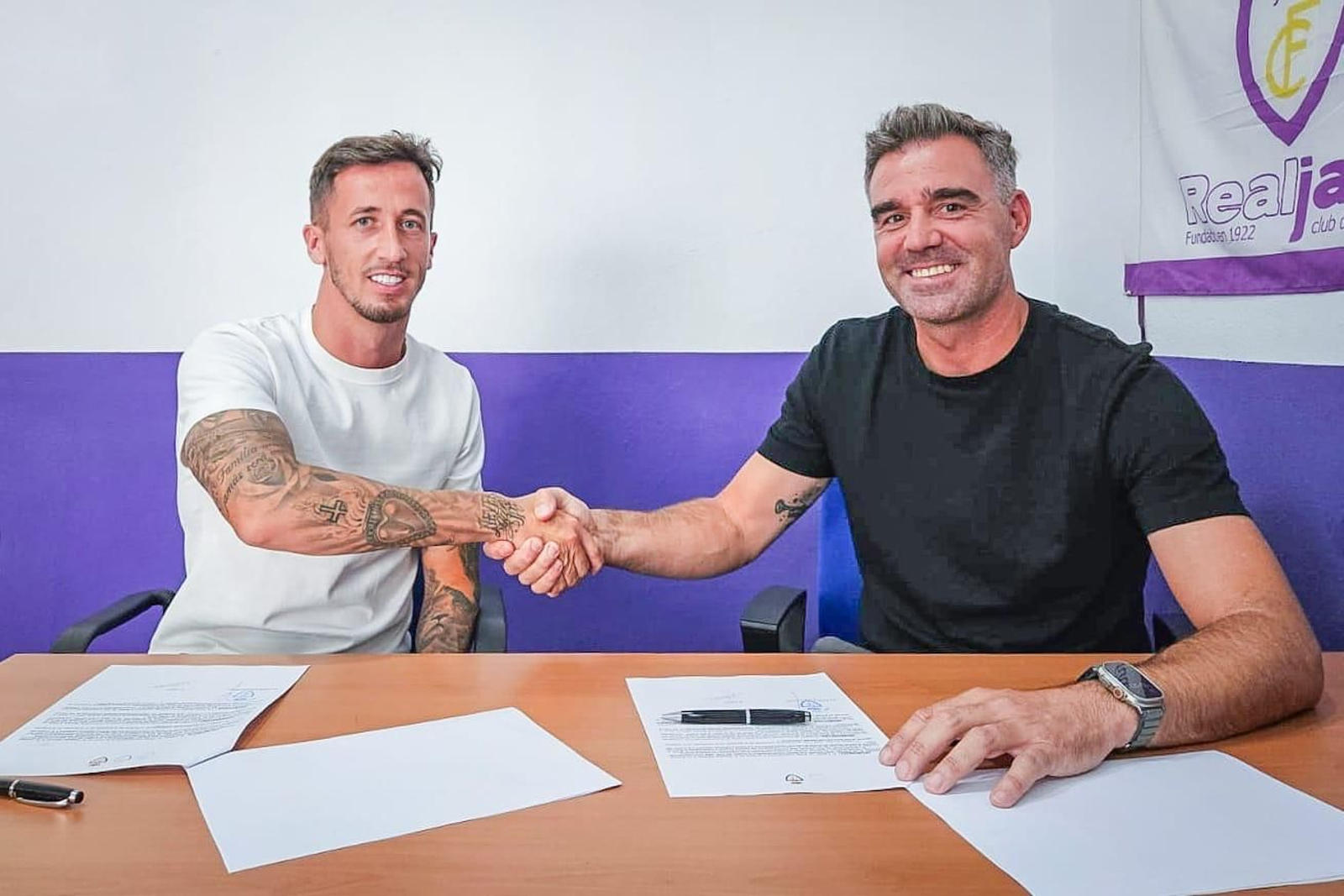 Juan Cámara, junto a Fran Anera en la formalización de su contrato.