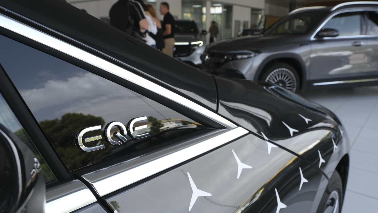 Imágenes de la presentación del Mercedes EQE en el concesionario Saveres, de Huércal de Almería