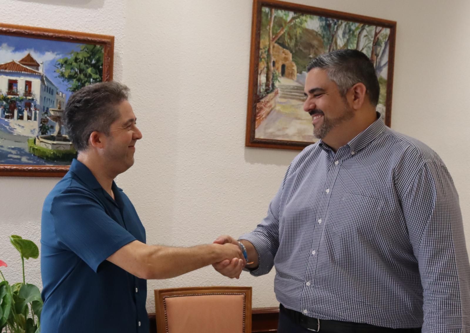 El pregonero de las fiestas, Cristóbal Gambero (I.), y el alcalde, Josele González.