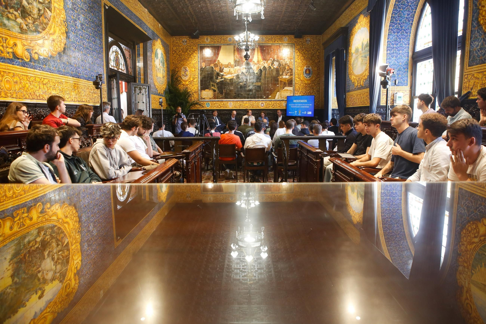 Fotos de la mesa redonda sobre economía azul y sostenibilidad, de las Cátedras Telefónica y la UCA
