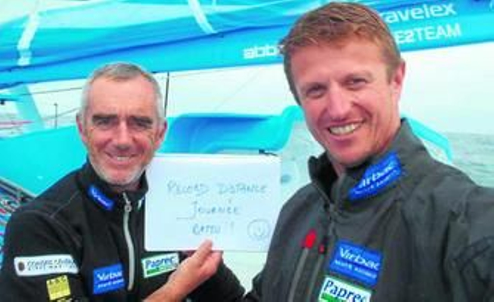 Dick y Peyron celebran a bordo del 'Virbac Paprec 3' el nuevo récord de velocidad en 24 horas.