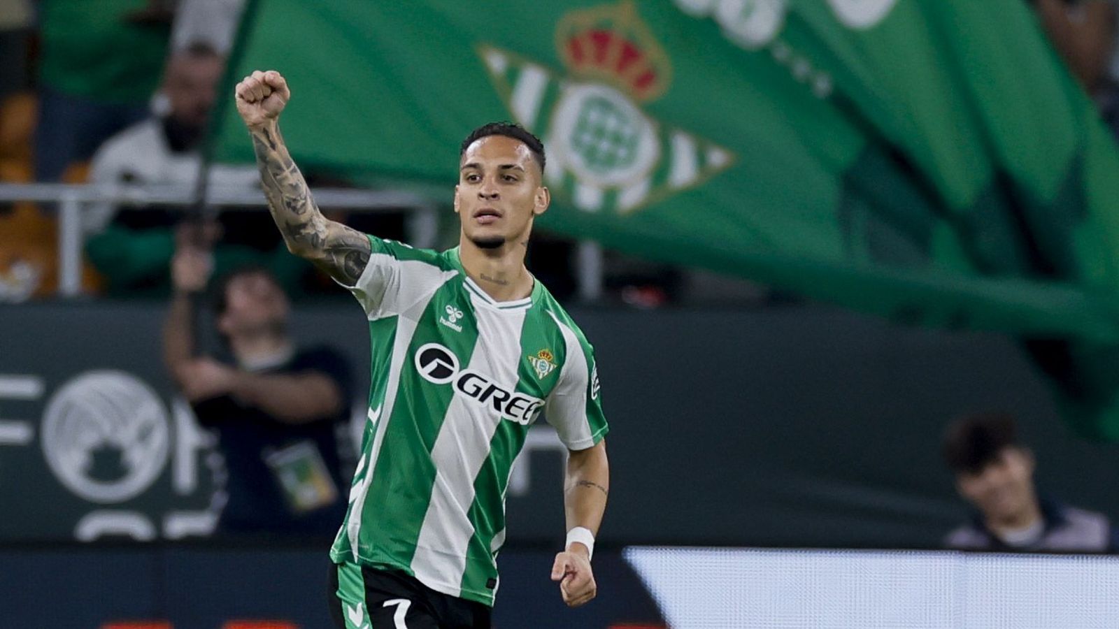 Antony celebra un gol con un gran escudo del Betis de fondo.
