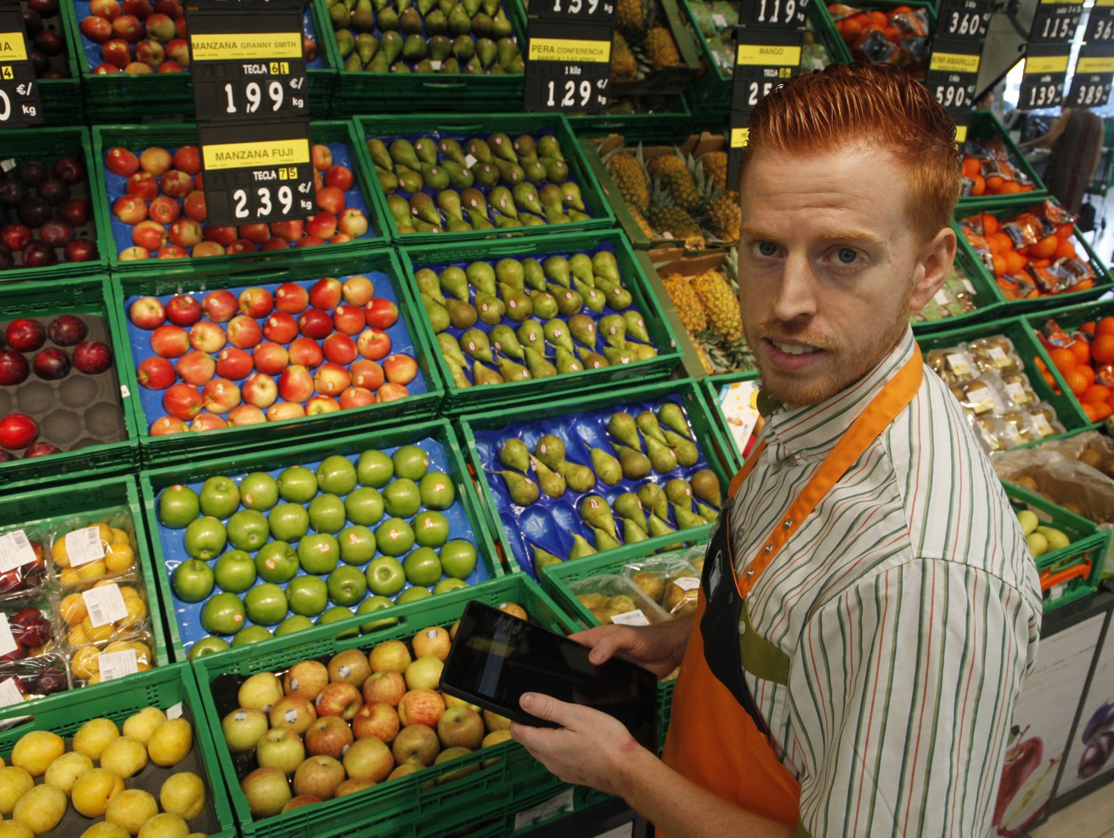 Un trabajador de Mercadona, en la sección de frescos de un supermercado