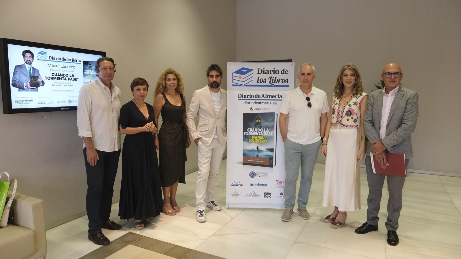 Loureiro  con organizadores y patrocinadores.